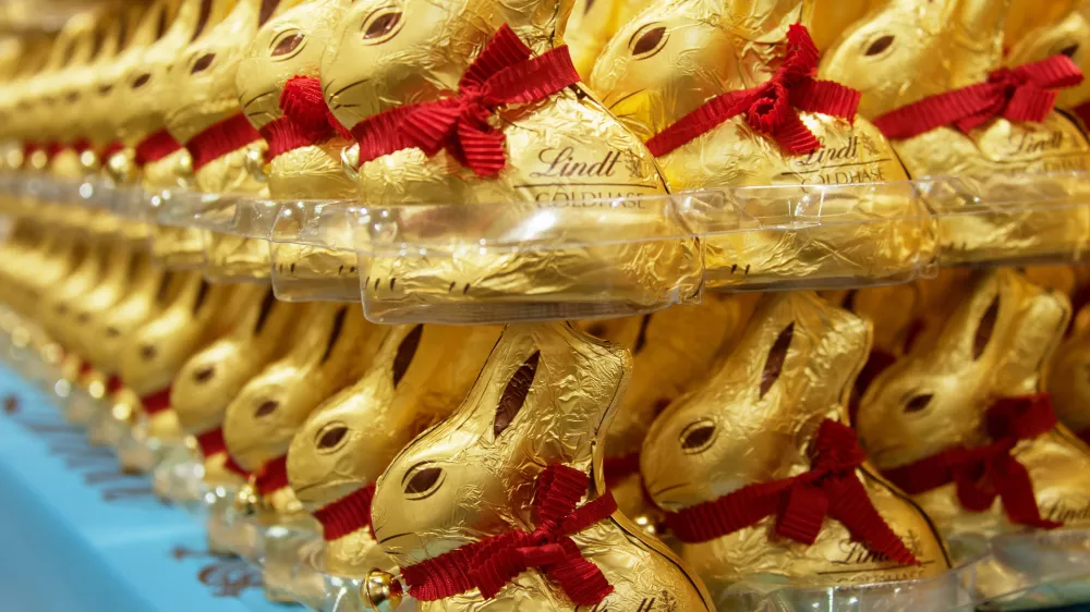 FILED - 09 March 2016, Bavaria, Munich: Lindt gold bunnies can be seen in a store. The Swiss chocolate manufacturer Lindt & Spr&uuml;ngli turned over more than 2 billion Swiss francs in the first half of the year, a feat it has never achieved before. Photo: Amelie Sachs/dpa