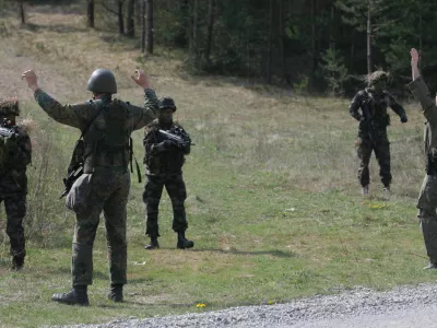 prikaz vaje - pripadniki voja&scaron;ke policije pri urjenju postopkov z vojnimi ujetniki- voja&scaron;ko vadi&scaron;če Poček pri Postojni - Slovenska vojska (SV) - enota voja&scaron;ka policija (VP) - 17. bataljon voja&scaron;ke policije VP SV//FOTO: Luka CjuhaOPOMBA: ZA OBJAVO V ČASOPISU DNEVNIK