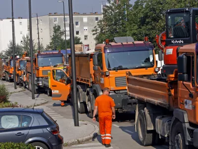 - Tbilisijska ulica - kamioni CPL (Cestno podjetje Ljubljana) točijo gorivo v podjetju KPL - Komunalno podjetje Ljubljana, //FOTO: Tomaž Skale