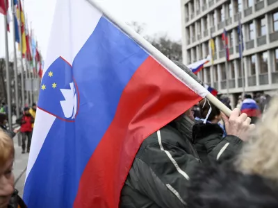  slovenska zastava - 01.03.2023 - Trg republike &ndash; drugi protestni shod upokojencev v organizaciji ljudske iniciative Glas upokojencev Slovenije; &ndash; upokojenci zahtevali vi&scaron;je pokojnine &ndash; protest  //FOTO: Nik Erik Neubauer