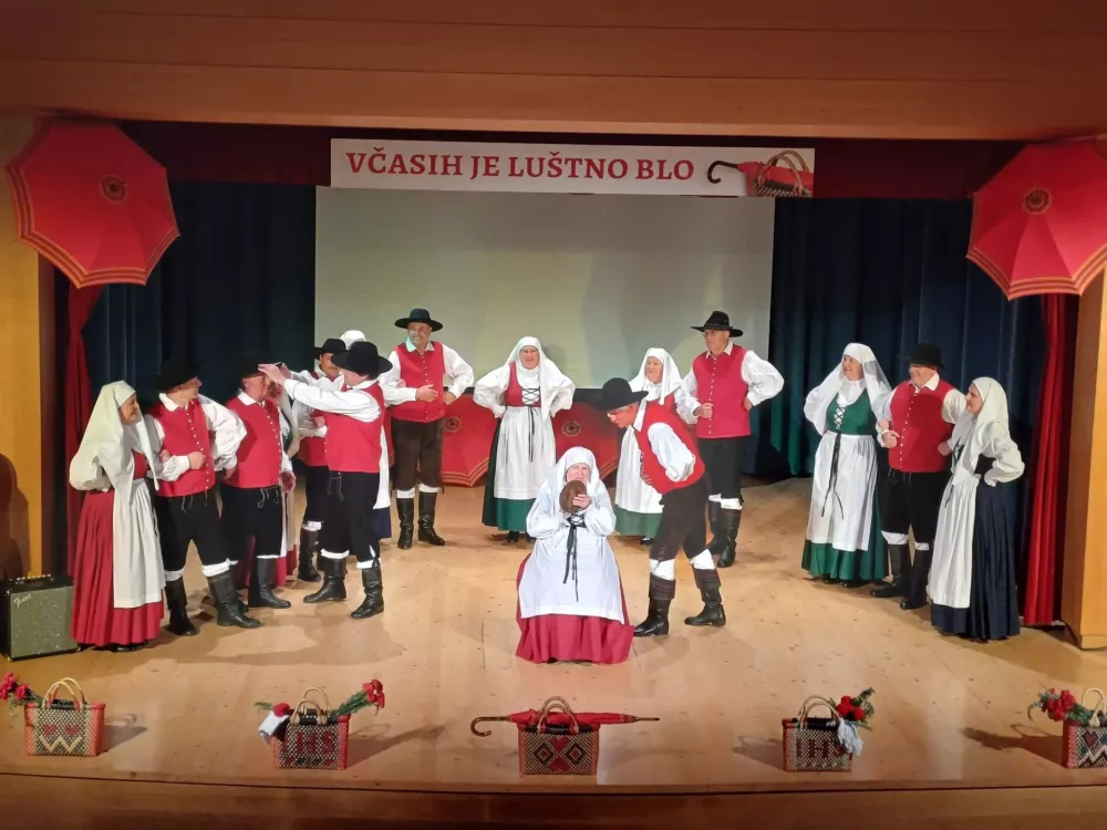 Vsako leto Foklorna skupina Grof Blagaj pripravi letni nastop v Polhovem Gradcu. F Arhiv FS Grof Blagaj