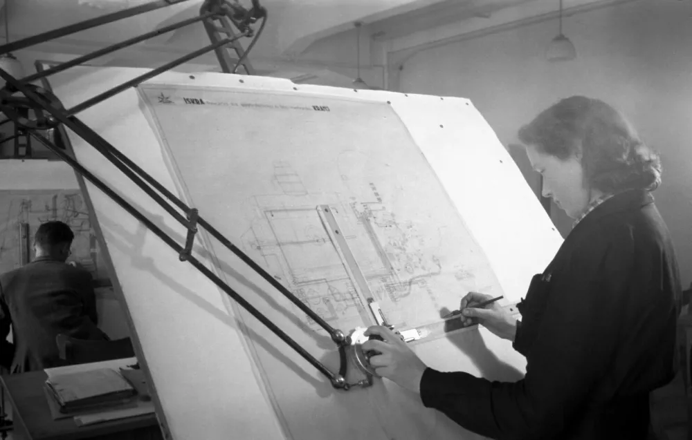 Leon Jere, hrani MNSZS. Tovarna elektrotehnike in finomehanike Kranj, marec 1949. 