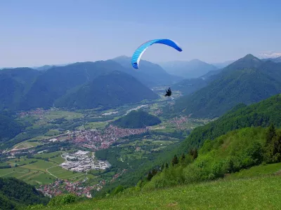 Jadralni padalec na vzleti&scaron;ču Kobala na Tolminskem