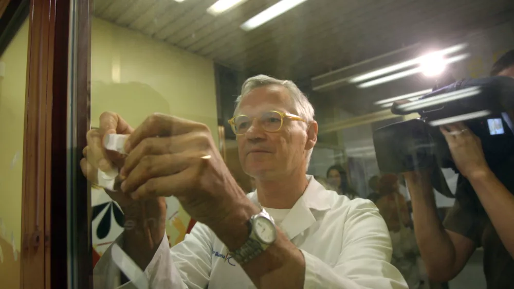 Peter Černelc, predstojnik kliničnega oddelka za hematologijo - Slovensko združenje bolnikov z limfomom in levkemijo ob začetku kampanje ozave&scaron;čanja javnosti Pozdravimo prostore hematolo&scaron;kega oddelka - generalni direktor UKC je napovedal najem kredita v vi&scaron;ini 11,2 milijona evrov za zagotovitev novih prostorov kliničnega oddelka za hematologijo. Selitev v nove prostore je predvidena v prvem četrtletju 2013.//FOTO: Luka Cjuha