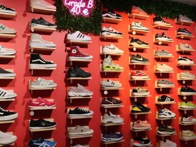 V letu 2024 so izmed približno 30.000 zbranih parov uspeli ponovno prodati okoli 2.000 parov, več kot 7.000 pa so jih razdelili socialno ogroženim.