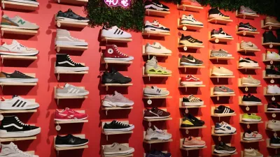 V letu 2024 so izmed približno 30.000 zbranih parov uspeli ponovno prodati okoli 2.000 parov, več kot 7.000 pa so jih razdelili socialno ogroženim.