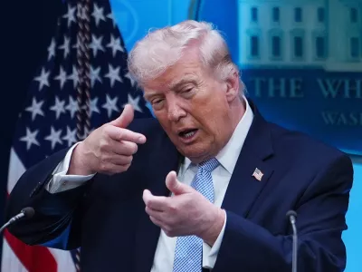 President Donald Trump pretends to aim a sniper gun while speaking with reporters in the James Brady Press Briefing Room at the White House, Monday, April 6, 2026, in Washington. (AP Photo/Julia Demaree Nikhinson) / Foto: Julia Demaree Nikhinson
