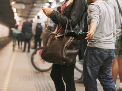 Thief stealing wallet from purse of a woman using mobile phone at the subway station. Pickpocketing at subway station / Foto: Jacoblund Getty Images/istockphoto