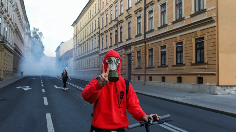 - Slovenska cesta, solzivec- 05.10.2021- protestni shod v Ljubljani - protest nasprotnikov uvajanja covid ukrepov PCT (preboleli, cepljeni, testirani) - vlada je prvič v zgodovini samostojne Slovenije aktivirala 9. člen Zakona o nalogah in pooblastilih policije, da zaradi velike verjetnosti huj&scaron;ih kr&scaron;itev javnega reda pred vrhom EU-Zahodni Balkan za dva dni omeji oz. prepove gibanje v Ljubljani, na Bledu in v okolici Brda pri Kranju/FOTO: Bojan Velikonja