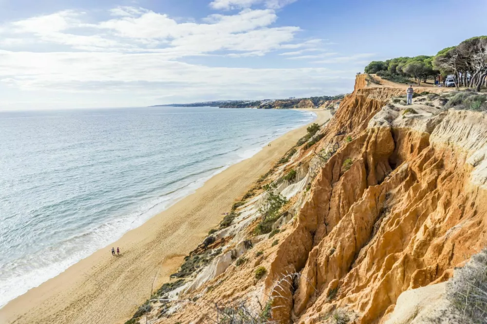 Beutiful cliffs along Falesia Beach and The Atlantic Ocean in Albufeira, Algarve, Portugal / Foto: Jacek_sopotnicki