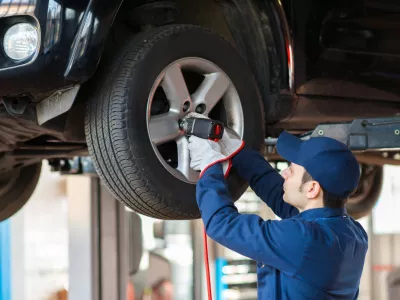 Ko bodo temperature na 7 stopinj Celzija postale stalnica, je pametno zimske pnevmatike zamenjati z letnimi. F iStock