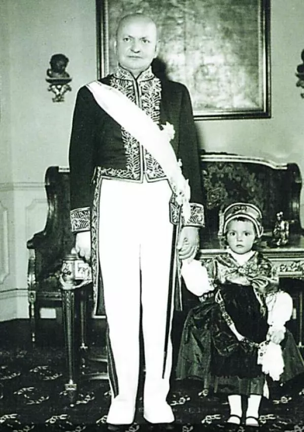 dr. Izidor Cankar in njegova hči Veronika (kasneje poročena Aplenc) ob predaji poverilnih pisem leta 1936 v Argentini. / Foto: Osebni Arhiv Andreja Kosa