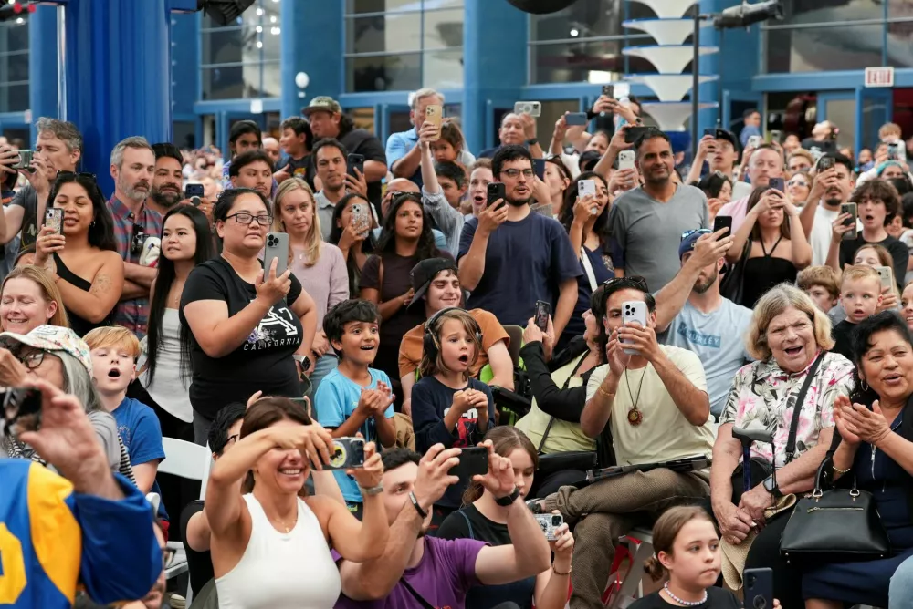 Crowds watch the Artemis II Orion capsule splash down off the coast of San Diego at the Air and Space Museum in San Diego, California, U.S., April 10, 2026. REUTERS/Arafat Barbakh / Foto: Arafat Barbakh