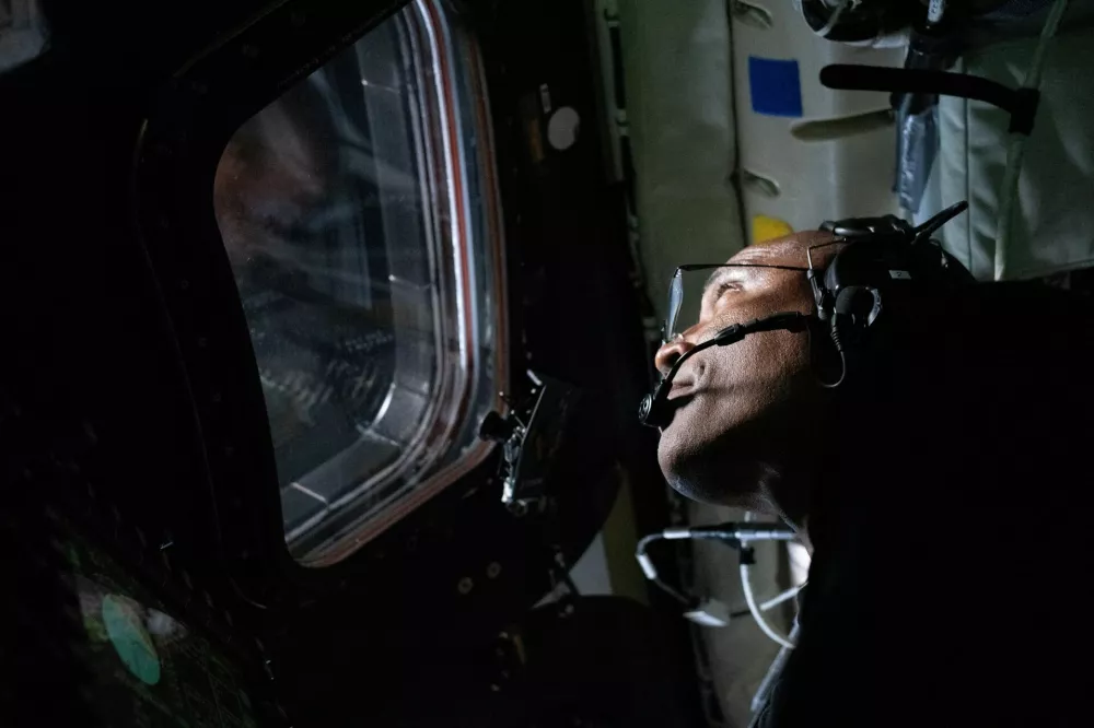NASA astronaut and Artemis II Pilot Victor Glover is pictured here in the Orion spacecraft during the Artemis II lunar flyby April 6, 2026. NASA/Handout via REUTERS THIS IMAGE HAS BEEN SUPPLIED BY A THIRD PARTY. / Foto: Nasa