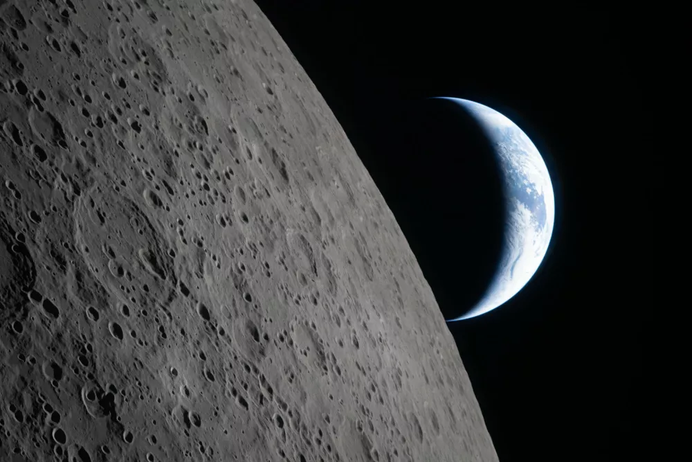 In this image provided by NASA, the Artemis II crew captured this view as the Earth sets behind the Moon during a lunar flyby, Monday, April 6, 2026. (NASA via AP) / Foto: 