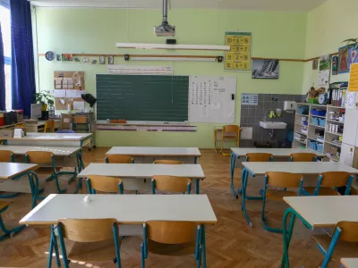 - Osnovna &scaron;ola O&Scaron; Frana Albrehta Kamnik - zaradi potrjenega primera okužbe s koronavirusom pri eni od učiteljic za 14 dni zapirajo kamni&scaron;ko osnovno &scaron;olo - učilnica - razred -  - 11.03.2020 - Koronavirus COVID-19 v Sloveniji &ndash; osmi dan so okužbo z novim koronavirusom potrdili pri 57 osebah - ukrepi za preprečevanje &scaron;irjenja okužb s koronavirusom - - //FOTO: Luka Cjuha.