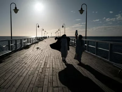 Nuns walk along Orlowo pier on a sunny spring morning in Gdynia, Poland, April 7, 2026. REUTERS/Kacper Pempel   TPX IMAGES OF THE DAY / Foto: Kacper Pempel