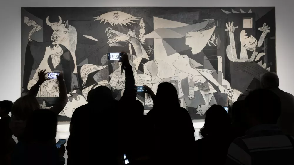 Guernica, das Bild von Picasso gilt als eines der bedeutenstenden Werke der Kunstgeschichte im Museum Reina Sofia. Das Museo Nacional Centro de Arte Reina Sofia MNCARS ist ein Kunstmuseum, eine Pinakothek und Bibliothek in Madrid. Der Fundus des Museums umfasst rund 25.000 Werke, von denen rund 2.000 in den Ausstellungss&auml;len zu sehen sind. 2016 hatte das Museum mehr als 3,3 Millionen Besucher. *** Guernica, the painting by Picasso, is considered one of the most important works in the history of art in the Reina Sofia Museum. The Museo Nacional Centro de Arte Reina Sofia MNCARS is an art museum, art gallery and library in Madrid. The museum s collection comprises around 25,000 works, of which around 2,000 are on display in the exhib GMS18995,Image: 989314585, License: Rights-managed, Restrictions: imago is entitled to issue a simple usage license at the time of provision. Personality and trademark rights as well as copyright laws regarding art-works shown must be observed. Commercial use at your own risk., Model Release: no