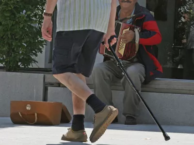 - Ilustrativna fotografija,starej&scaron;i občani, upokojenci, pokojnina, pokojninska reforma, ulični glasbenik, rom, harmonika//FOTO: Luka CjuhaOPOMBA: ZA OBJAVO V ČASOPISU DNEVNIK