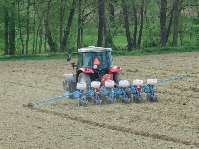 polje, njiva, traktor, oranje, gnojenje. Foto: Tatjana Pihlar