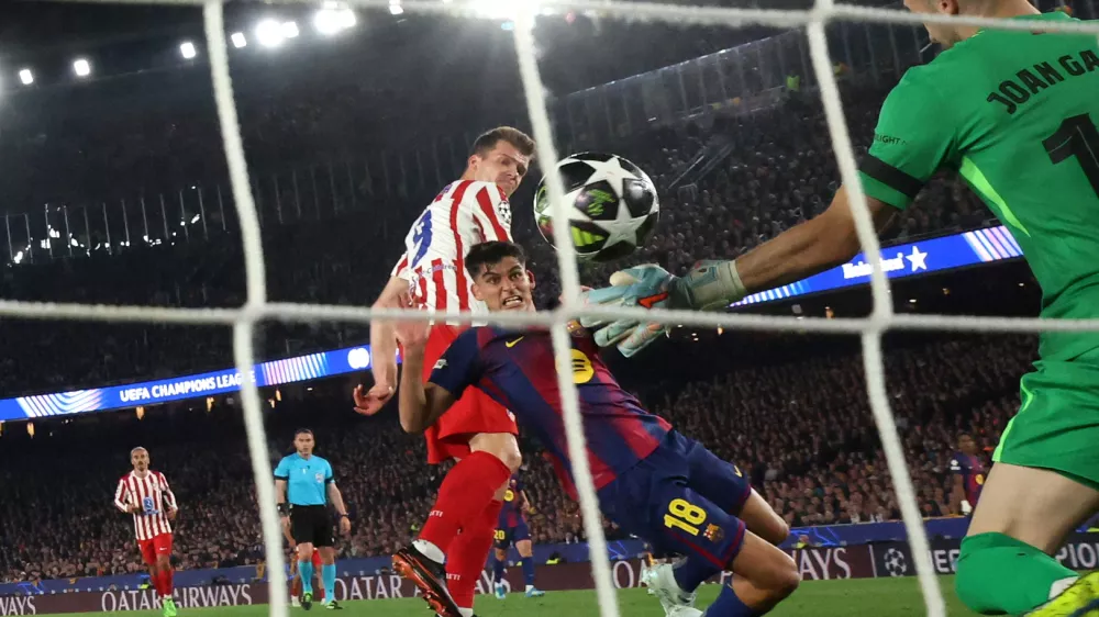 Soccer Football - UEFA Champions League - Quarter Final - First Leg - FC Barcelona v Atletico Madrid - Spotify Camp Nou, Barcelona, Spain - April 8, 2026 Atletico Madrid's Alexander Sorloth scores their second goal past FC Barcelona's Joan Garcia REUTERS/Albert Gea