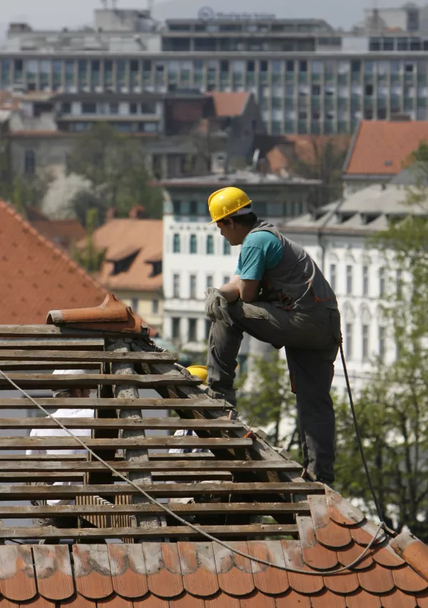 delo na vi&scaron;ini &ndash; vi&scaron;inska dela - delavec krovec na strehi - krovci &ndash; krovstvo &ndash;za&scaron;čitna čelada //FOTO: Tomaž SkaleOPOMBA: ZA OBJAVO V ČASOPISU DNEVNIK / Foto: Tomaž Skale