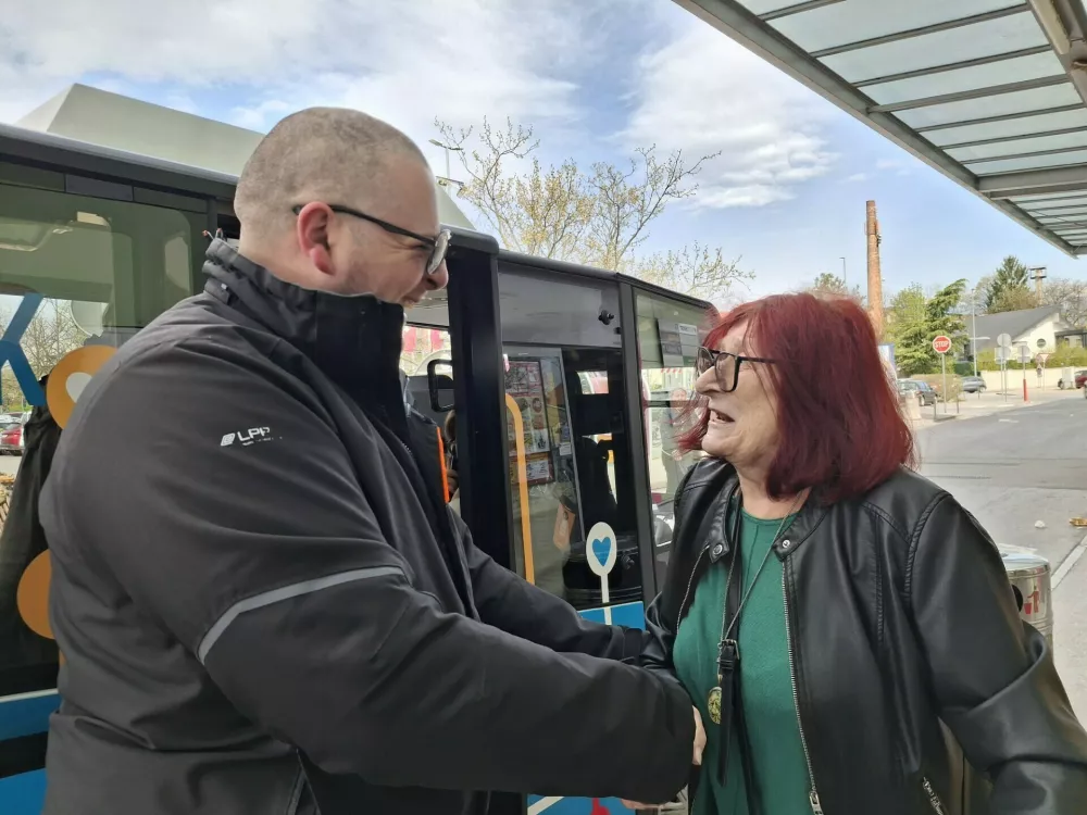 Voznik Mirko Marjanović prijazno pospremi vsakega potnika. Za tak&scaron;no delo ni vsak, potrebno se je usposobiti, a dejstvo je, da mora biti vsak tak&scaron;en voznik prijeten že sam po sebi. Brez tega ne gre. / Foto: Meta Černoga