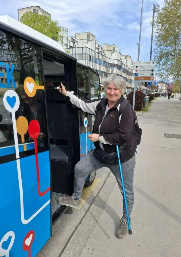 Tudi Simoni Pivar Domžalček omogoča, da opravi nakupe na tržnici, gre do zdravstvenega doma ali pa se zapelje na obisk. &raquo;Domžalček je zame zlata vreden. &Scaron;oferji so res prijazni, niso 'zateženi' in znajo povedati dobro besedo. Zelo radi pomagajo.&laquo; / Foto: Meta Černoga