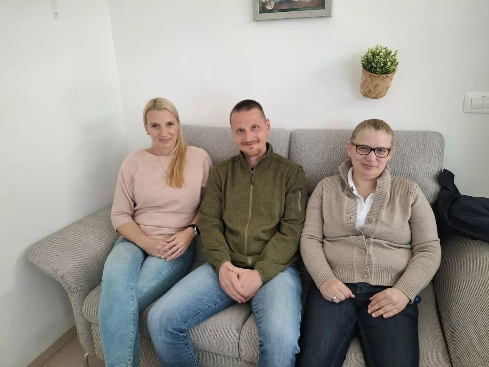 Mobilnost in samostojnost se začneta pri varnem koraku. V občini se je s podporo oddelka za družbene dejavnosti, ki ga vodi Gregor Mohar, izvedel inovativen projekt preprečevanja padcev, ki ga vodita dr. Nu&scaron;a Lampe in profesorica &scaron;portne vzgoje &Scaron;pela Sedlak. / Foto: Meta Černoga