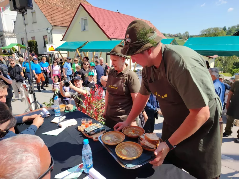 Takole so kislo župo komisiji postregli domačini, člani LD &Scaron;entjur, ki so na koncu tudi zmagali. / Foto: Mojca Marot
