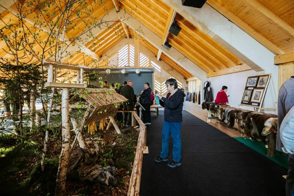 V kozolcu so pripravili tudi lovsko razstavo. / Foto: Matic Javornik