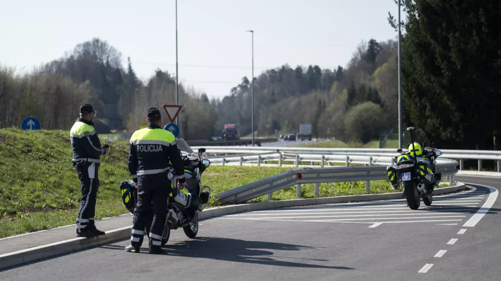 prometni nadzorpolicija - simbolična fotografijaprometna policijavarnost v prometupolicija na motorjihmotoristična policijaprehitri voznikiavtocestna policija08.04.2025 Policijski nadzor, počivali&scaron;če PovodjeFOTO: Nik Erik Neubauer