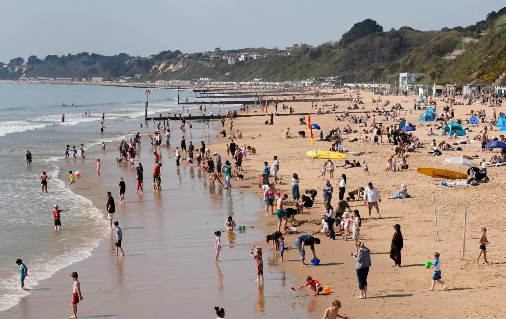 Ljudje uživajo v lepem poletnem dnevu? Uživajo, vendar že meseca aprila na plaži&nbsp;Bournemouth v Veliki Britaniji / Foto: AP