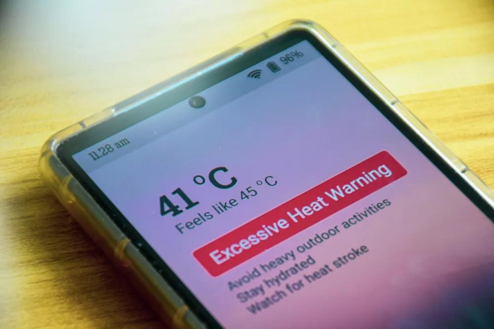 Excessive heat warning alert on mobile phone. Selective focus. Extreme weather, El Nino condition. / Foto: Debalina Ghosh Getty Images