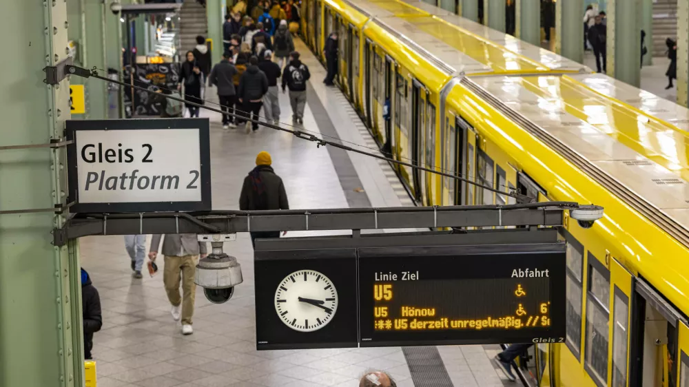 Bahnhof Alexanderplatz in Berlin. Bahnsteig mit U-Bahn. // 27.03.2026, Berlin, Deutschland *** Alexanderplatz station in Berlin Platform with underground 27 03 2026, Berlin, Germany No Use Switzerland. No Use Germany. No Use Austria