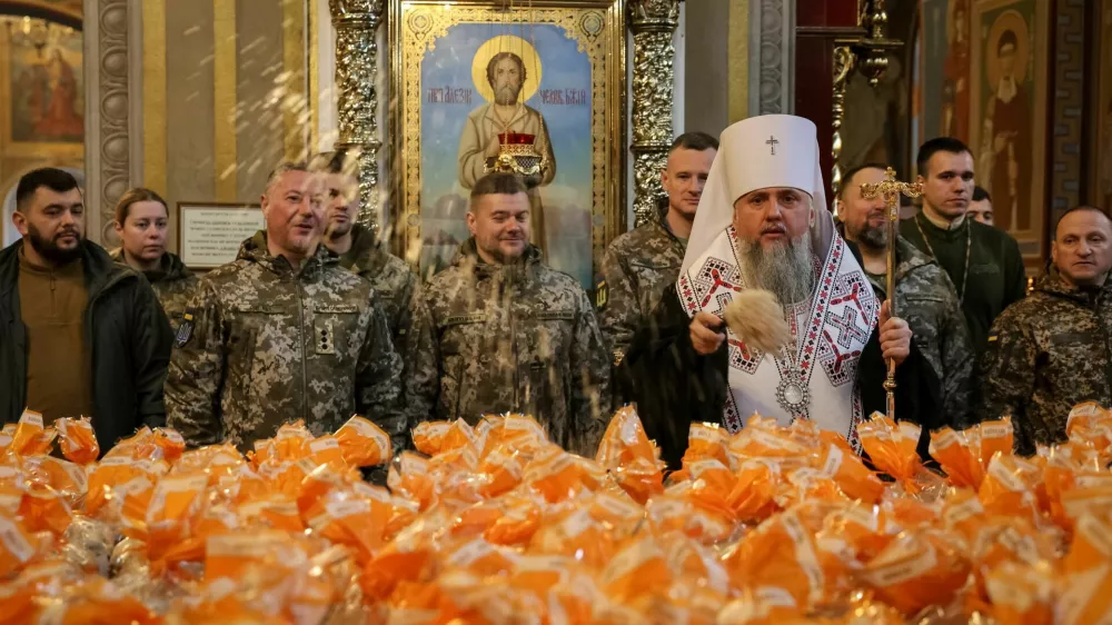 Metropolitan Epiphanius I, head of the Orthodox Church of Ukraine, sprinkles holy water to bless Easter cakes which are to be transferred to Ukrainian servicemen fighting on the frontline amid Russia's attack on Ukraine, during a ceremony at St Michael's Cathedral before Orthodox Easter, in Kyiv, Ukraine April 9, 2026. REUTERS/Stringer   TPX IMAGES OF THE DAY