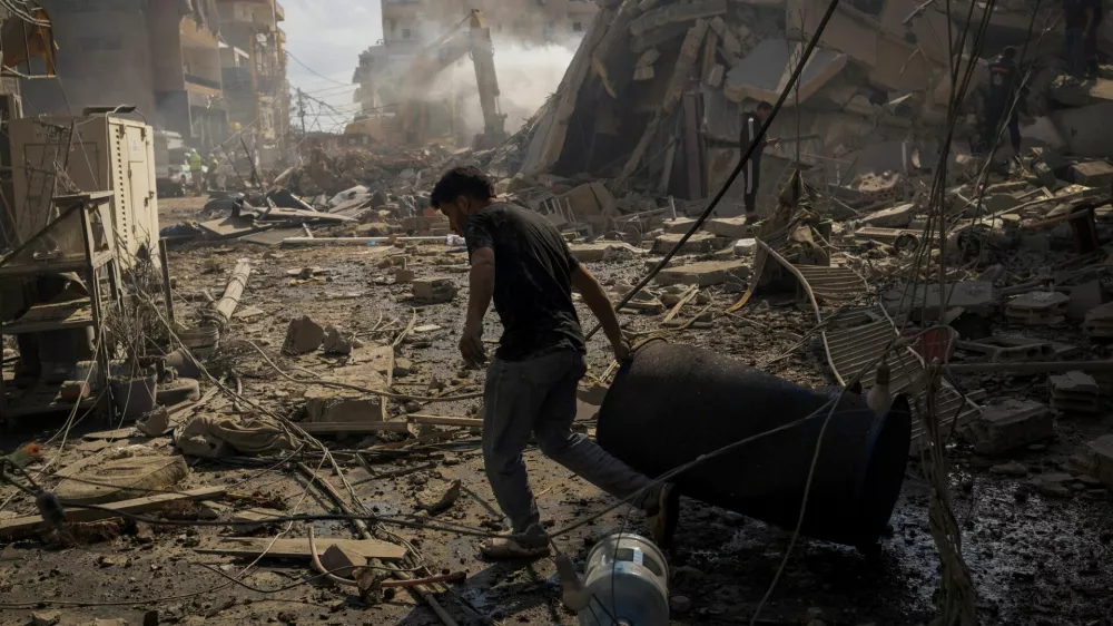 A man pulls a drum at the site of an Israeli strike in Tyre, Lebanon, April 8, 2026. REUTERS/Adnan Abidi   TPX IMAGES OF THE DAY