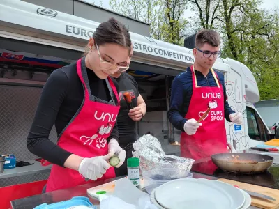 Delovni pult sta si delila Arnela in Lars, vsak pa je pripravil svojo jed. 