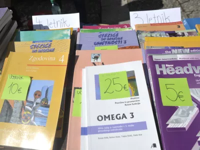 - Sejem rabljenih učbenikov in drugih &scaron;olskih potreb&scaron;čin 2012 v organizaciji Zveze &scaron;tudentskih klubov Slovenije &Scaron;KIS, &scaron;olske knjige - učbeniki - &scaron;olstvo     //FOTO: Tomaž Zajel&scaron;nik