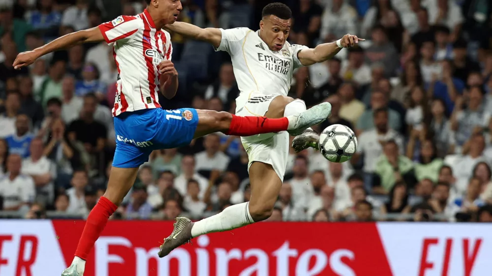 Soccer Football - LaLiga - Real Madrid v Girona - Santiago Bernabeu, Madrid, Spain - April 10, 2026 Girona's Vitor Reis in action with Real Madrid's Kylian Mbappe REUTERS/Gonzalo Fuentes   TPX IMAGES OF THE DAY