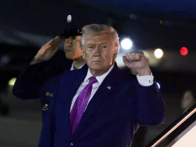 U.S. President Donald Trump gestures after deboarding from Air Force One as he returns from Virginia, at Joint Base Andrews in Maryland, U.S., April 10, 2026. REUTERS/Evelyn Hockstein