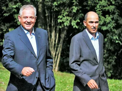 Bled, 260807.Janez Jansa i Ivo Sanader; dolazak do podija na kojem ce dati izjave.Bled strategic forum, na temu "European Union 2020: Enlarging an Integrating"Po zavrsetku sastanka premijeri dviju drzava okupljenim su novinarima odgovarali na pitanja te dali izjavu na temu razgovora.Foto: Vjekoslav Skledar / CROPIX-desk-