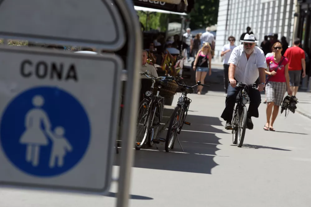 - kolesar na coni za pe&scaron;ce - kolesarji in pe&scaron;ci //FOTO: Luka Cjuha