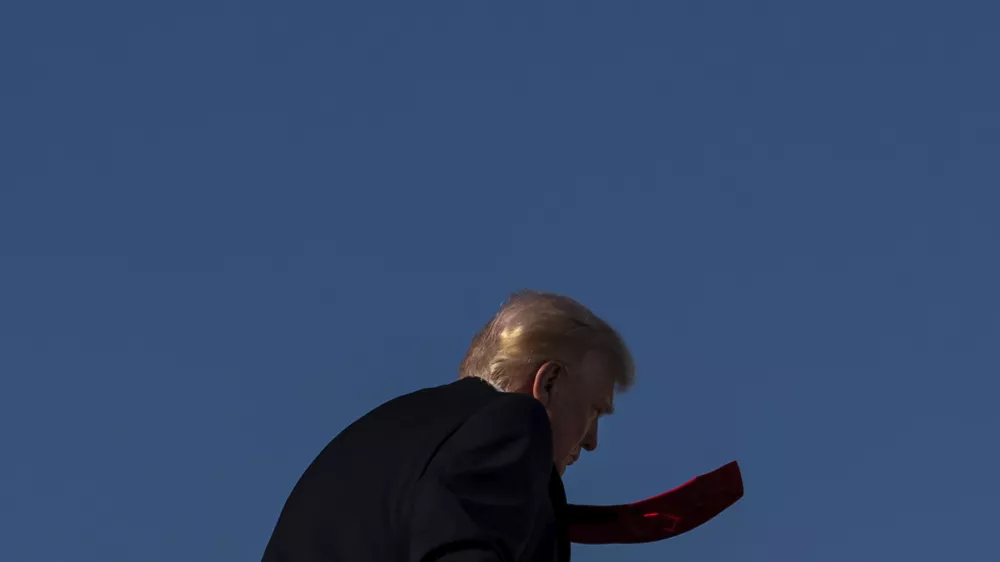 President Donald Trump boards Air Force One at Miami International Airport, Sunday, April 12, 2026, in Miami. (AP Photo/Julia Demaree Nikhinson) / Foto: Julia Demaree Nikhinson
