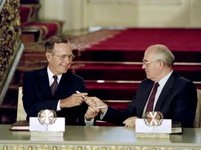 Ameri&scaron;ki predsedniki George Bush in sovjetski predsednik Mihail Gorbačov med podpisom sporazuma START. / Foto: Profimedia