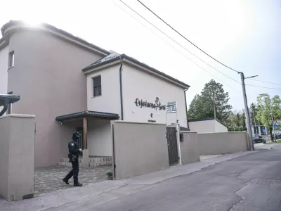 Stavba, v kateri naj bi bila nezakonita igralnica, v njej pa ustreljen 22-letni državljan BiH. 