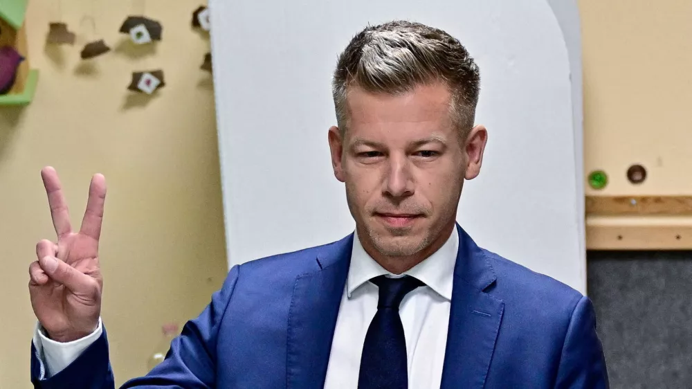 Peter Magyar, leader of the opposition Tisza party, gestures after casting his vote during the Hungarian parliamentary election in Budapest, Hungary, April 12, 2026. REUTERS/Marton Monus   TPX IMAGES OF THE DAY