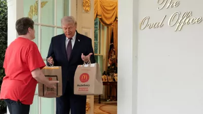 U.S. President Donald Trump receives a McDonald's delivery via DoorDash from Sharon Simmons outside the Oval Office at the White House, in Washington, D.C., U.S., April 13, 2026. REUTERS/Jonathan Ernst    TPX IMAGES OF THE DAY