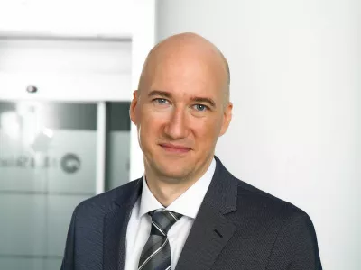 Rok brezigar, NLB Skladi