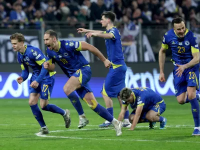31.03.2026., stadion Bilino Polje, Zenica, Bosna i Hercegovina - Finalna utakmica doigravanja za plasman na FIFA Svjetsko prvenstvo 2026. izmedju Bosne i Hercegovine i Italije. Dzenis Burnic, Nikola Katic, Benjamin Tahirovic i Haris Tabakovic slave nakon sto su jedanaestercima svladali Italiju te si osigurali mjesto na Svjetskom prvenstvu. Photo: Armin Durgut/PIXSELL / Foto: Armin Durgut/pixsell